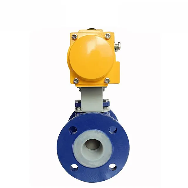 Крупный план фланцевого соединения на пневматическом шаровом клапане с подлицовкой PTFE и коррозионно-устойчивым покрытием