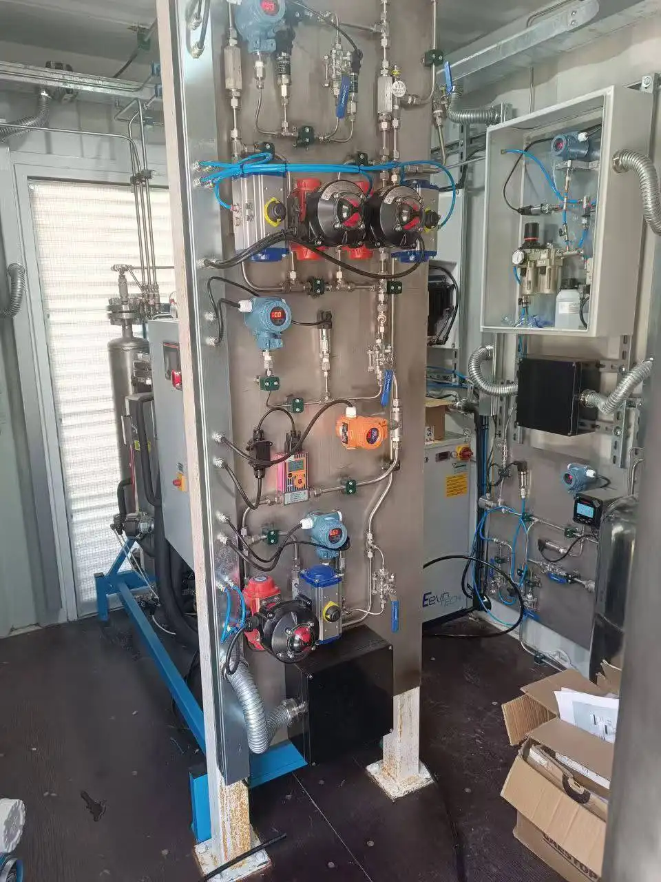 Automated flow control loop integrated into a high-pressure natural gas regulating skid